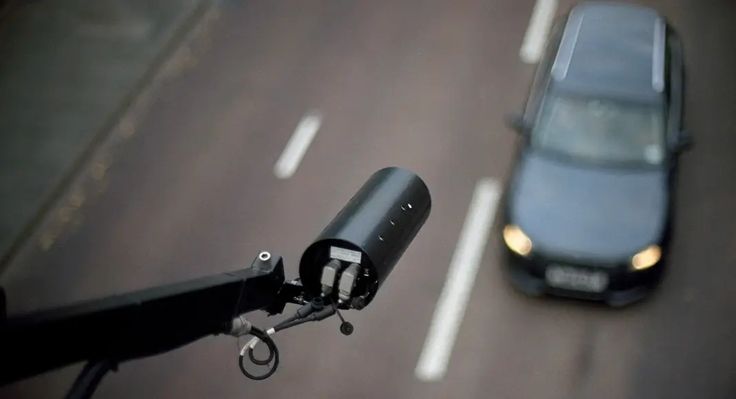 IA alla guida: la telecamera che rileva infrazioni